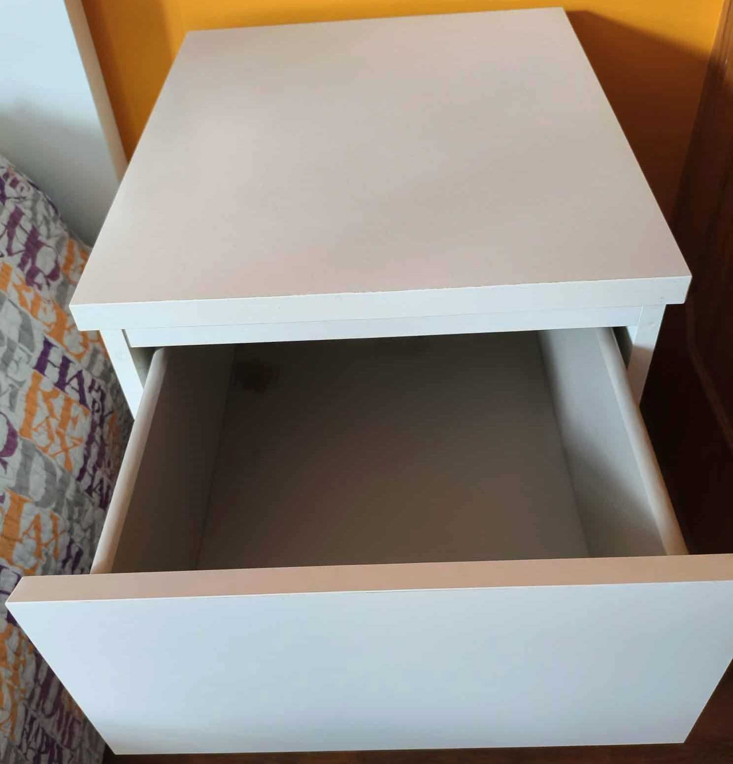 Conjunto Cómoda e Mesa de cabeceira.