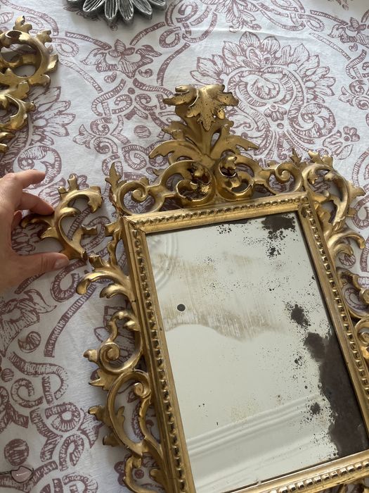 Espelho com moldura dourada antigo