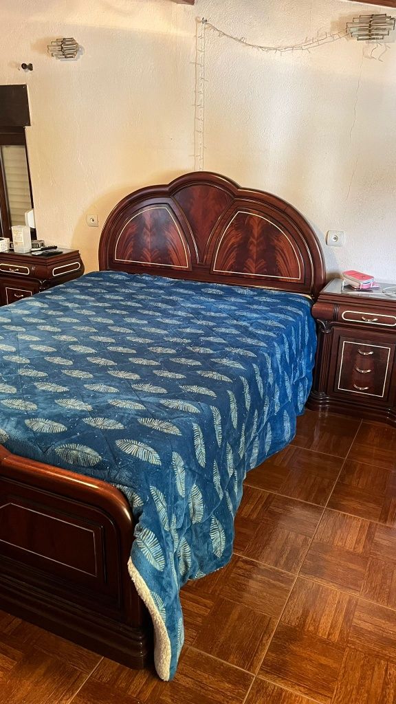 Quarto de casal em Mogno e raiz de Nogueira