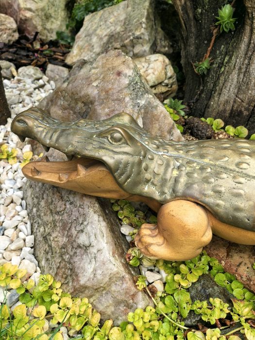 Krokodyl, aligator z drewna z mosiężnymi elementami,  Korea UNIKAT