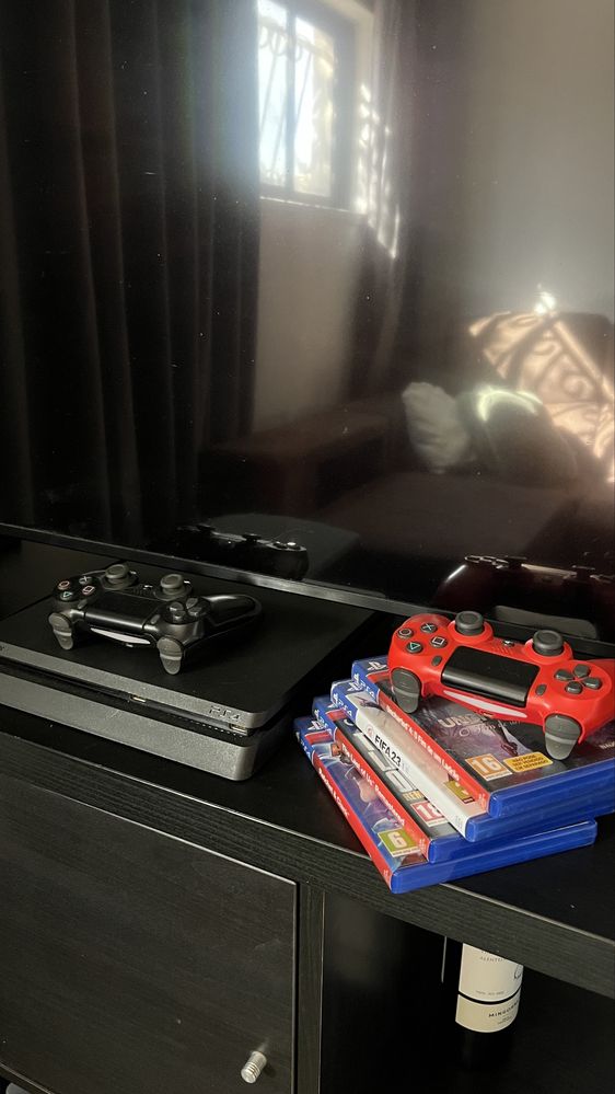 Ps4 com 2 comandos e 4 jogos