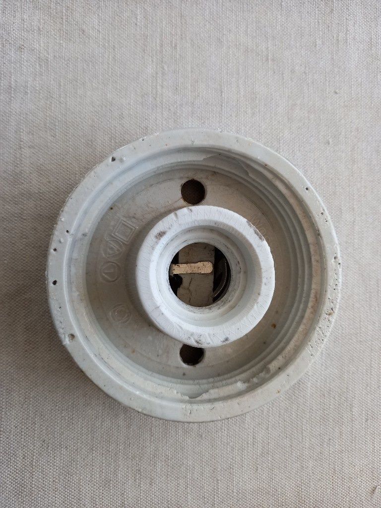 Oprawa ceramiczna z czasów PRL
