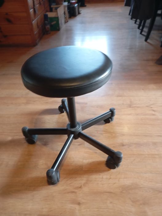 Taboret obrotowy na kółkach