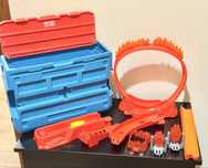 Hot Wheels Вогняні Трюки HMC04 з пластиковим боксом, 16 елементів