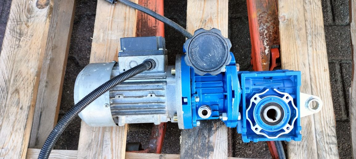 Silnik elektryczny z wariatorem oraz przekładnią