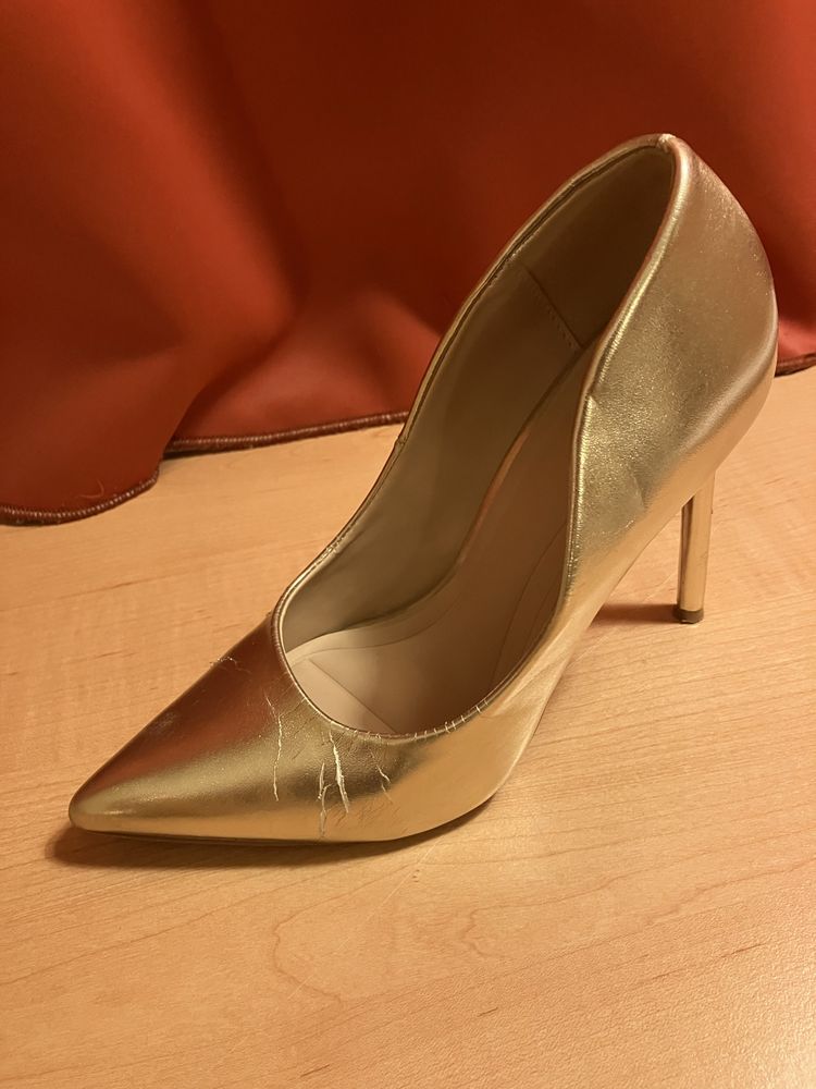 Vendo sapatos de salto alto dourados