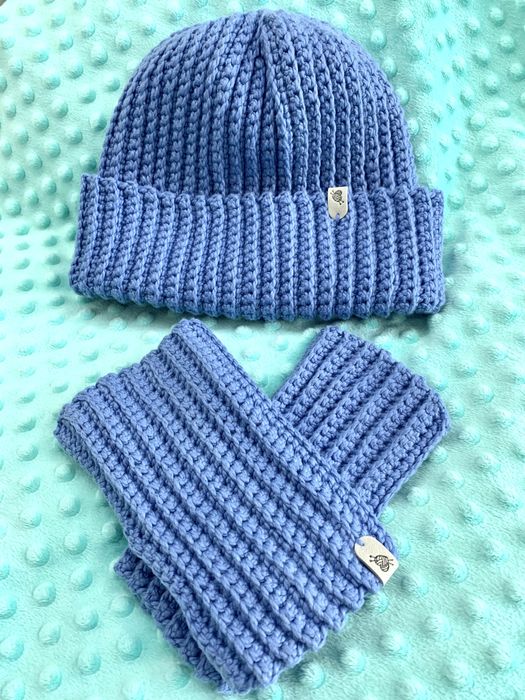 Вʼязана тепла шапка і мітенки. Набір