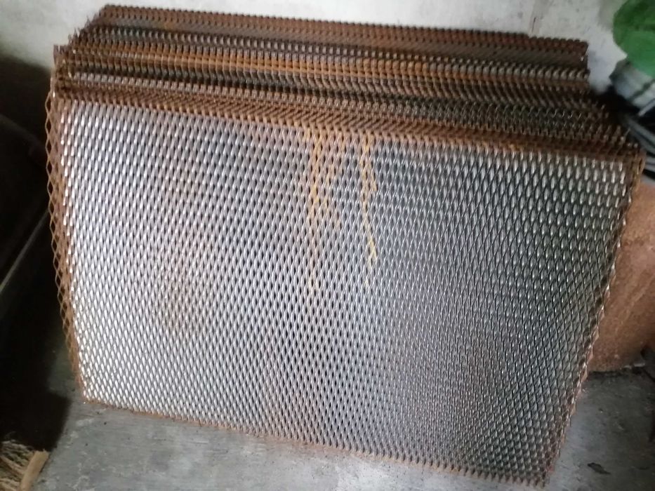 Chapas em metal distendido