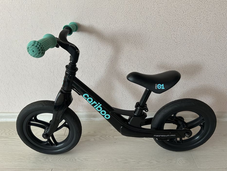 Беговел Cariboo чорно-бірюзовий, 1,5-5 років