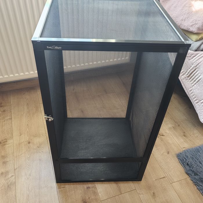 Wysokie terrarium z siatki