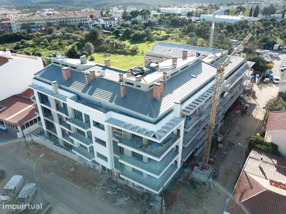 T4 Segundo andar orientação Sul, c/ 2 estacionamentos e sótão