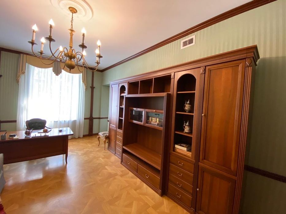 Пропонується до продажу просторий двоповерховий будинок