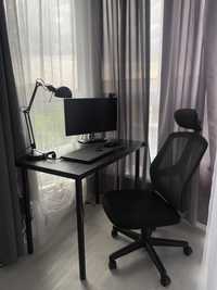 Czarne biurko i krzesło obrotowe
