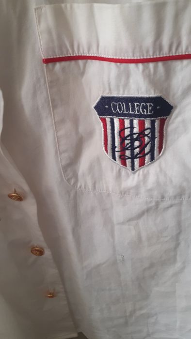 Camiseiro branco de algodão  com gola e  punhos axuis escuros debroado
