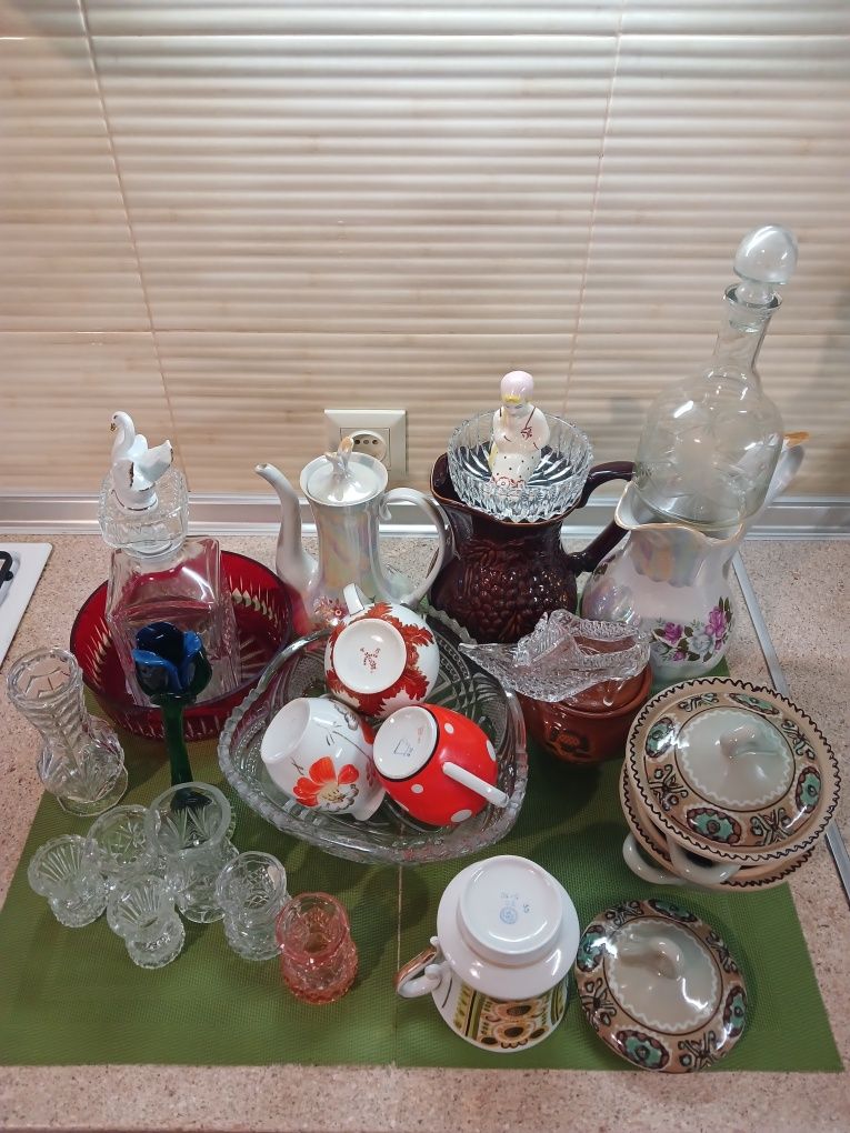 Посуда разная: фарфор, хрусталь, стекло, керамика.