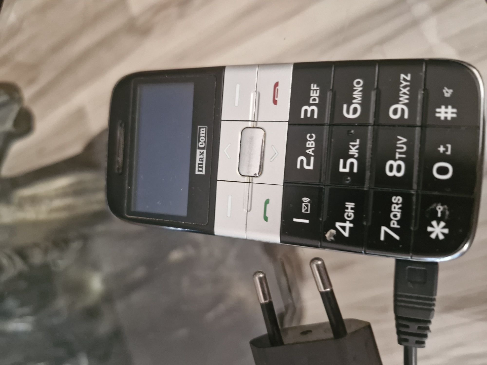Telefon Maxcom plus ładowarka