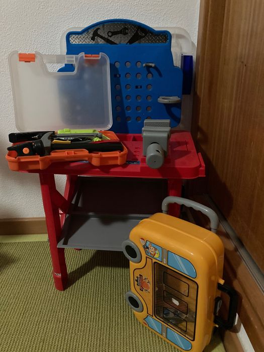 Bancada de construção com ferramentas de brincar