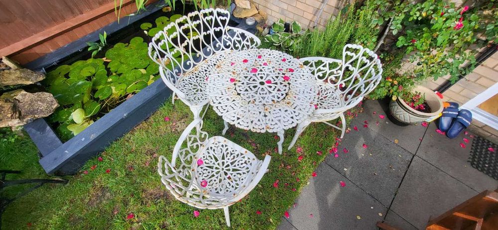 Żeliwny komplet całoroczne meble ogrodowe. Stół + 2 krzesła + ławka.