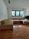 sofa modułowa z szezlongiem i dużą pufą i stolikiem pomocniczym