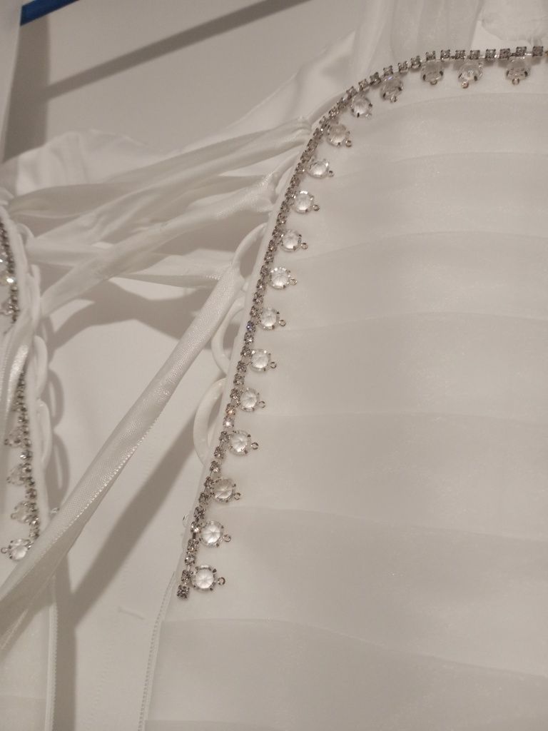 Suknia ślubna z kryształkami Swarovski