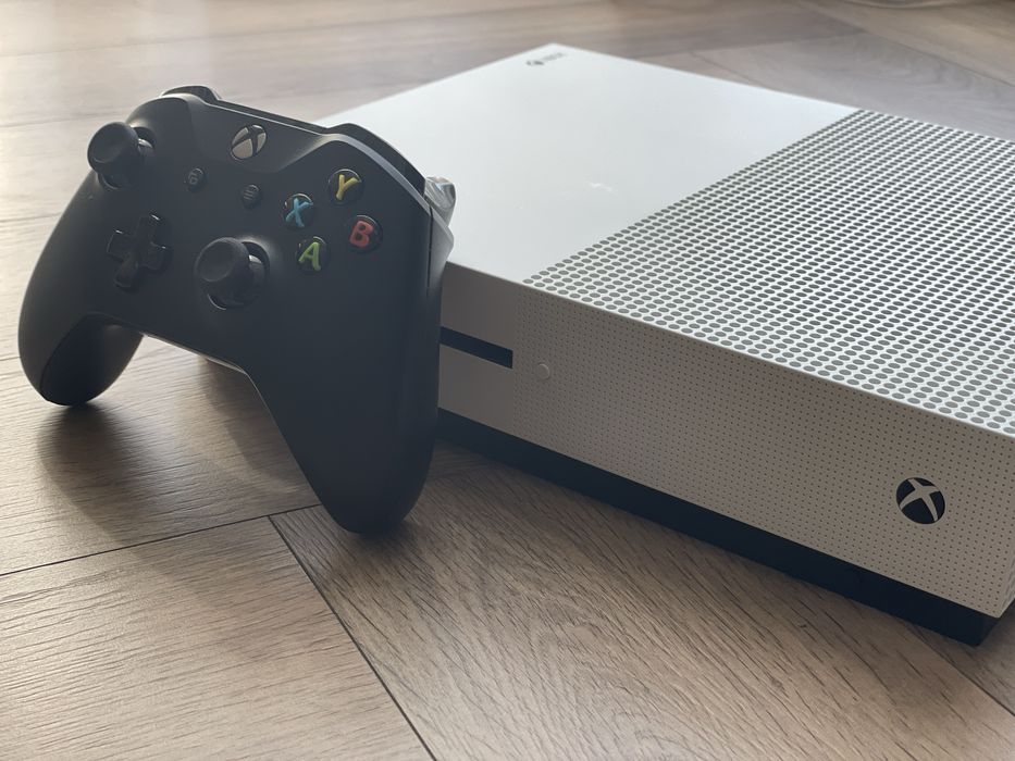 Xbox One S 1TB + 2 геймпади