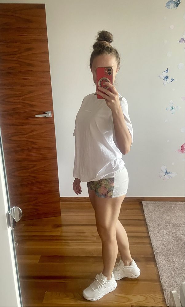 Kolorowe krótkie spodenki marki Calzedonia