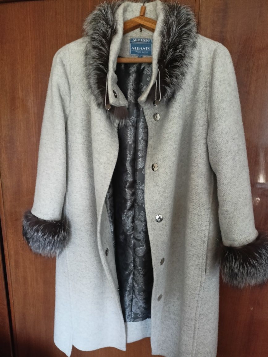Шерстяное пальто с натуральной чернобуркой.