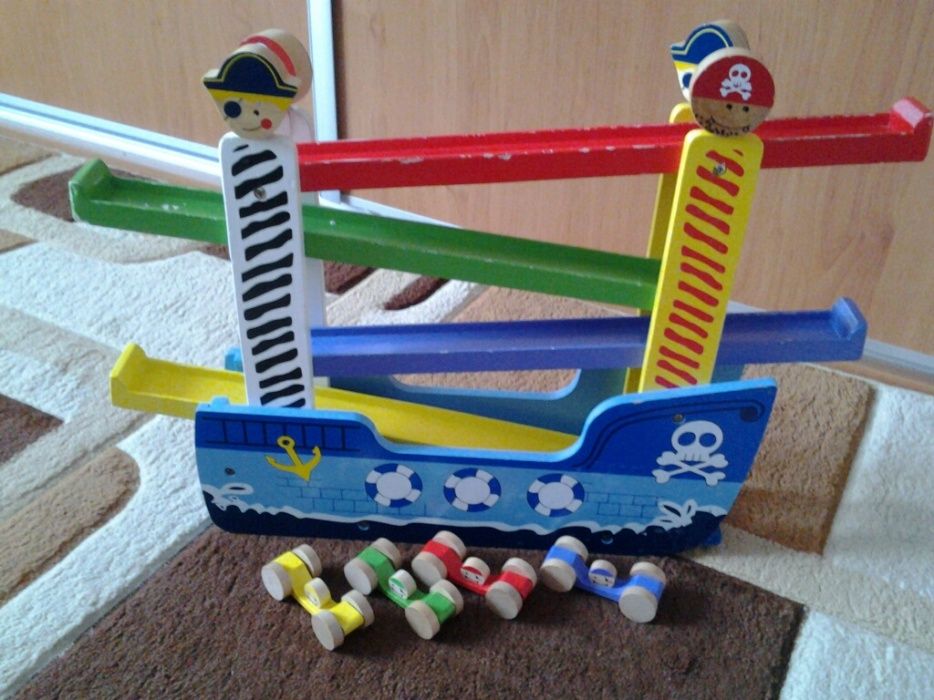 Zabawka drewniana statek piracki i wyścigówki.