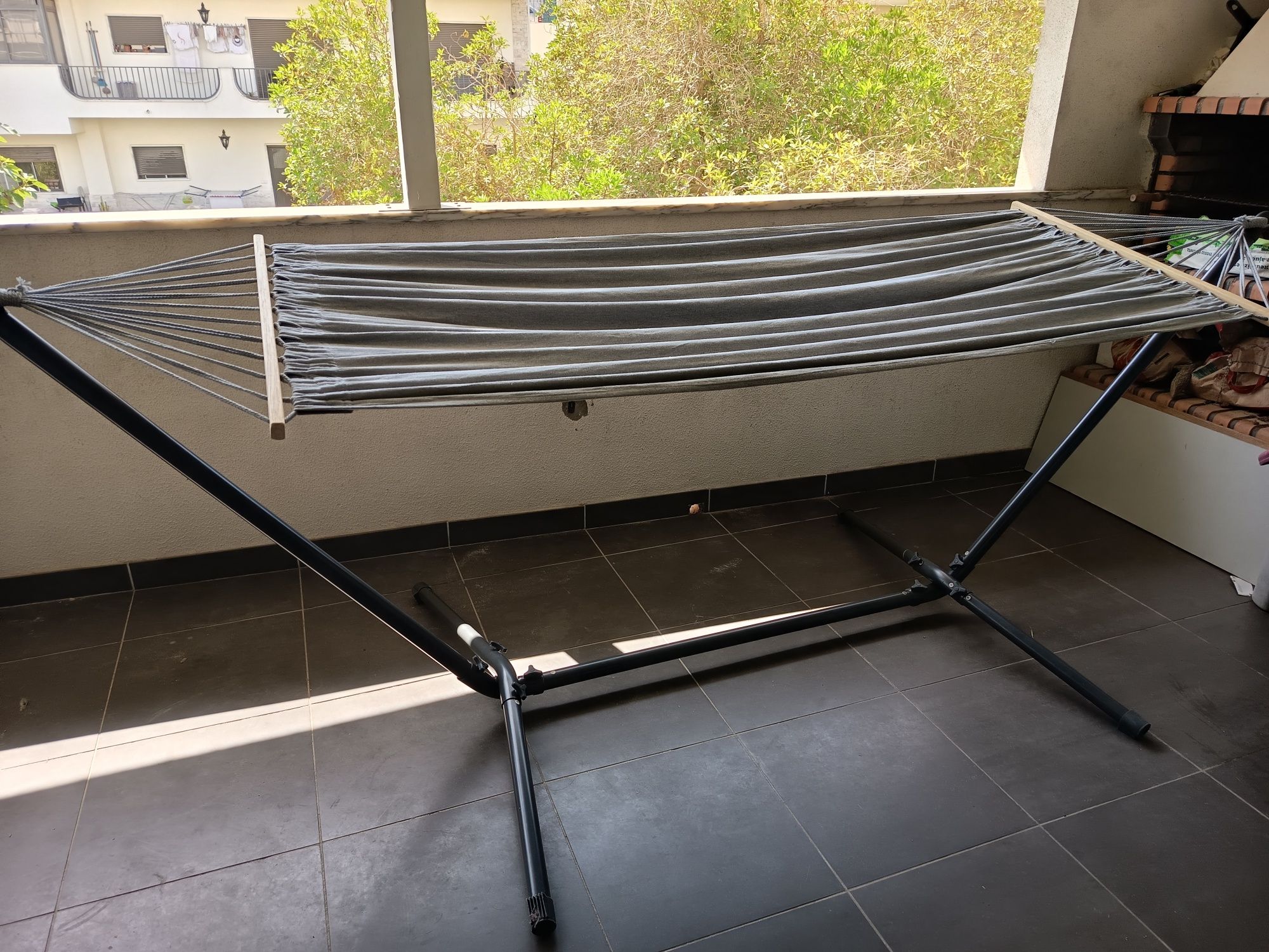 Cama de rede com suporte