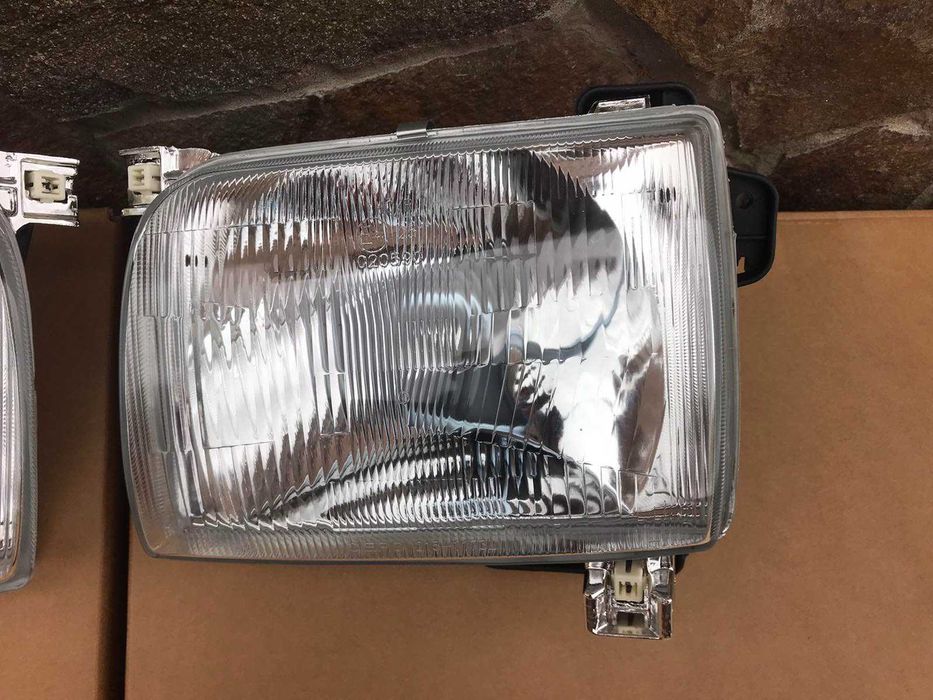 Фари фара передние фары Nissan Navara D22 Pickup (98-02)