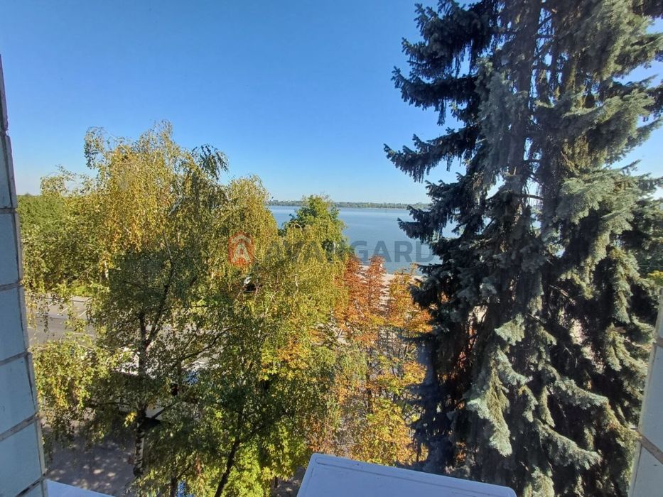 Продам 4-5 этаж нежилого помещения на набережной.