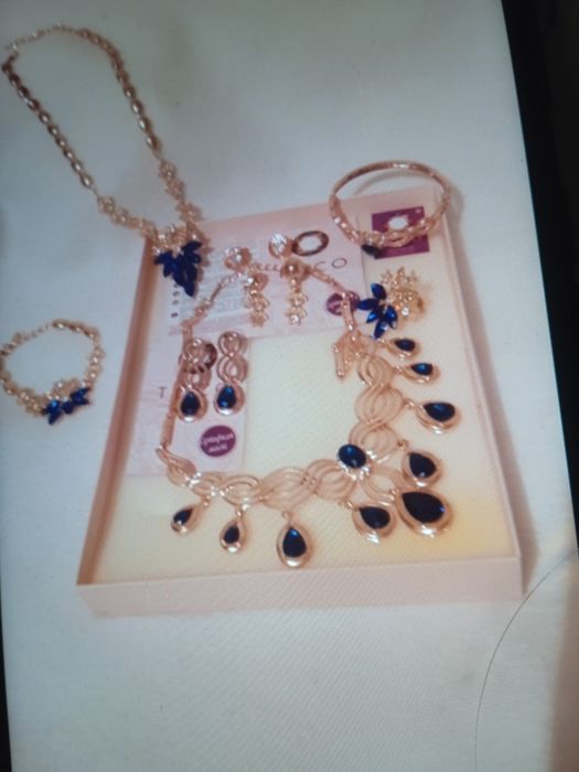 Продам жіночу красиву біжутерію два в одному, фірми ,,ТЮСО". Пишіть, д