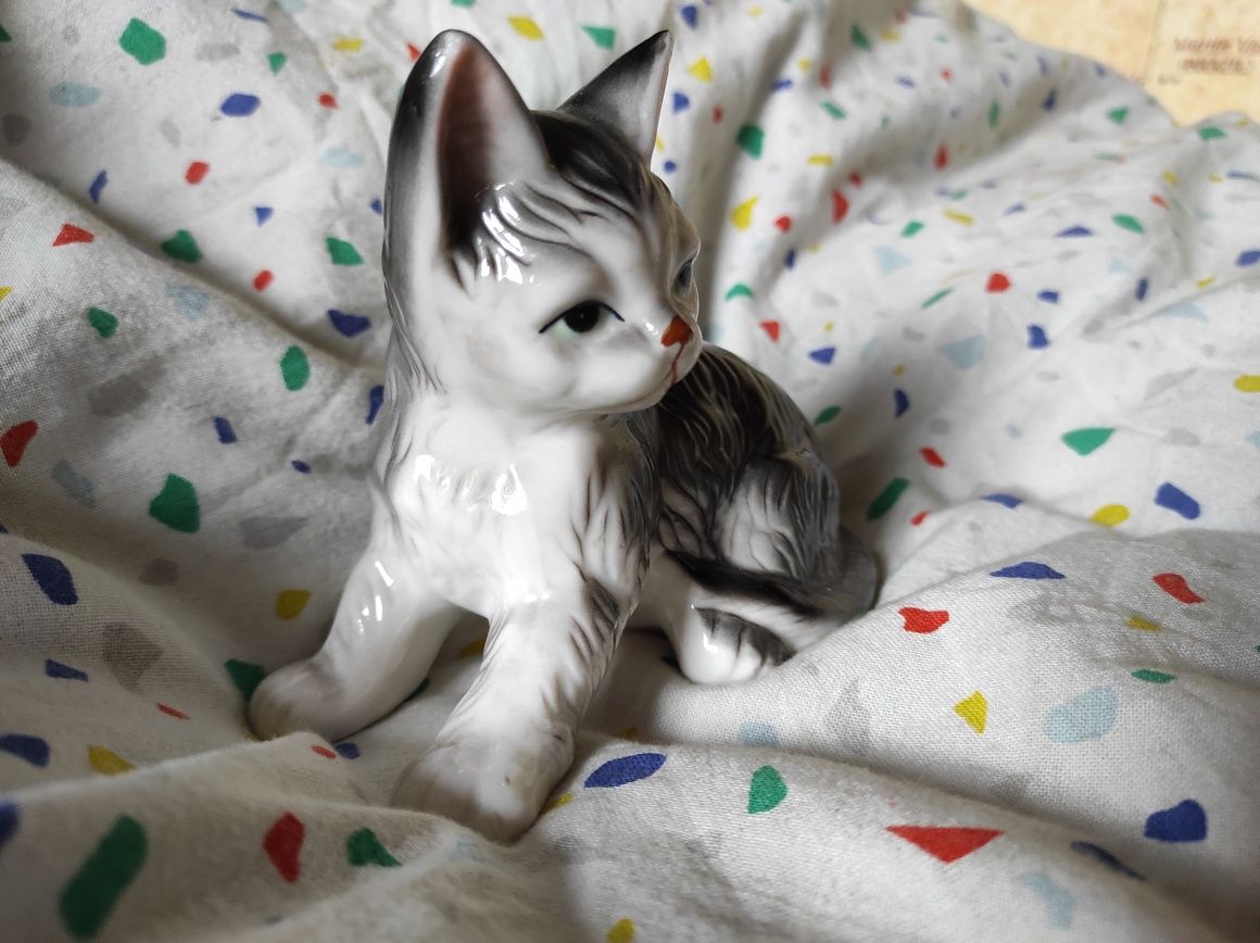 Śliczny kotek z porcelany