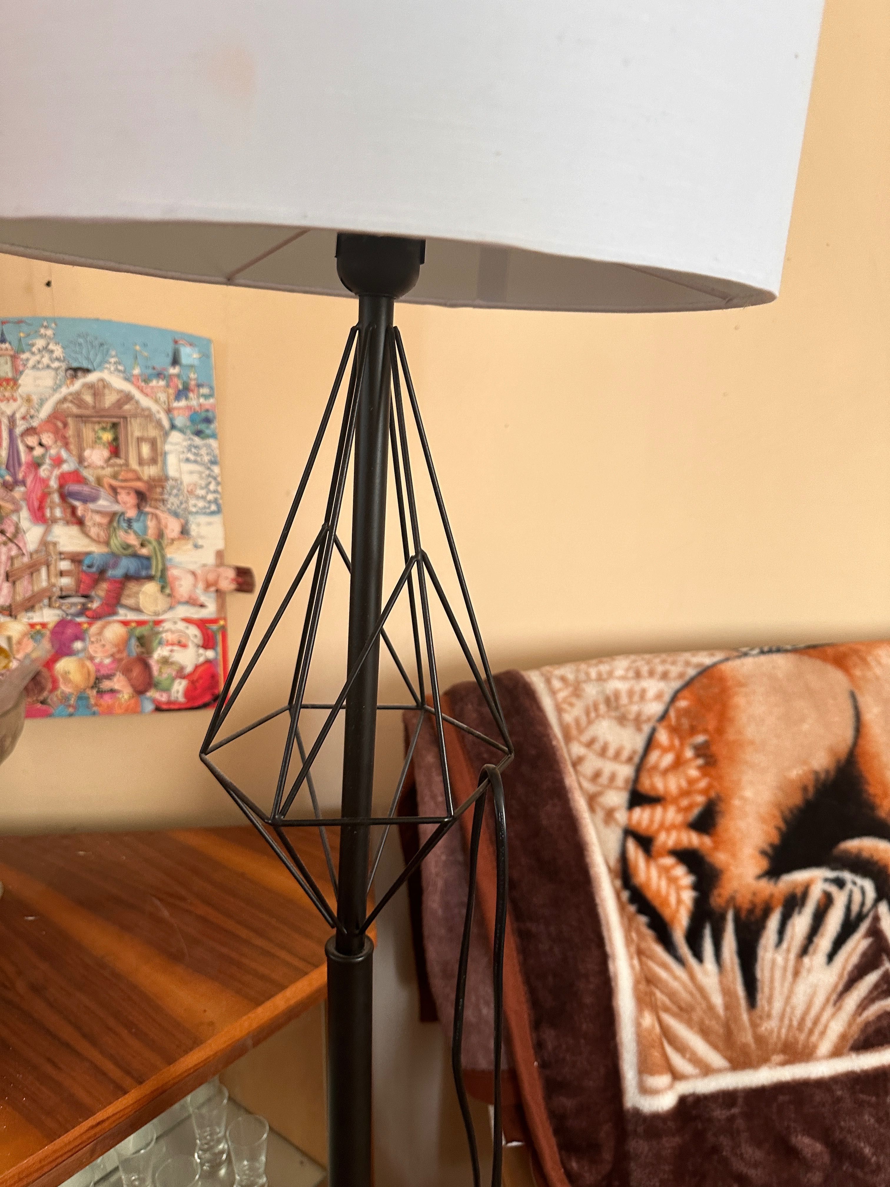 Lampa stojąca czarna