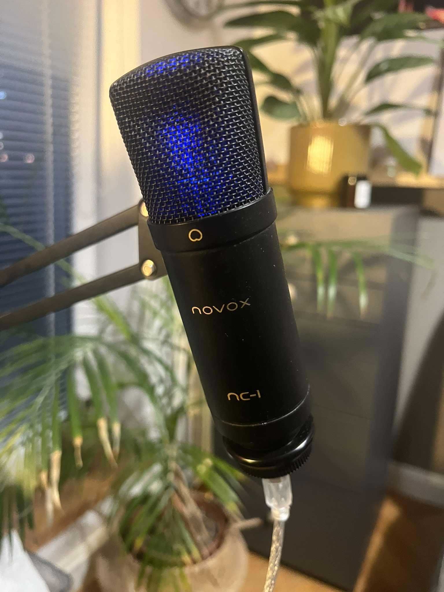 Mikrofon Novox nc-1 ze statywem i kablem.