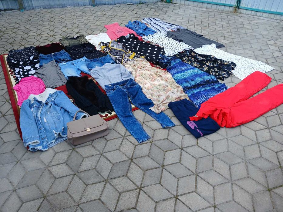 Оптом пакет жіночих демісезонних курточок та  речей майже нових