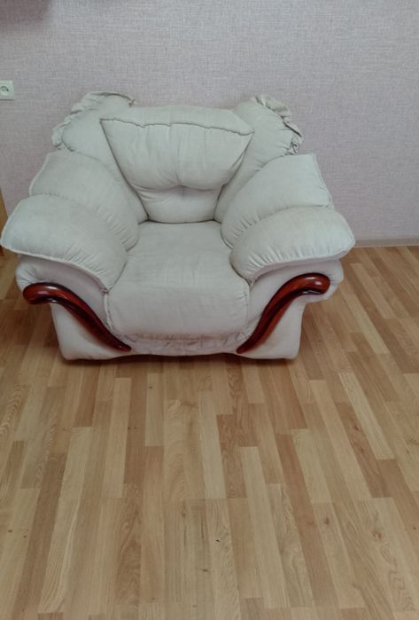 Продам диван і два крісла