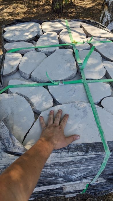 Kamień polny cięty na ścieżkę w ogrodzie podjazd alternatywa kostki