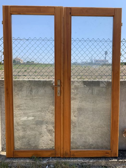 Porta janela em madeira maciça. Pouco uso