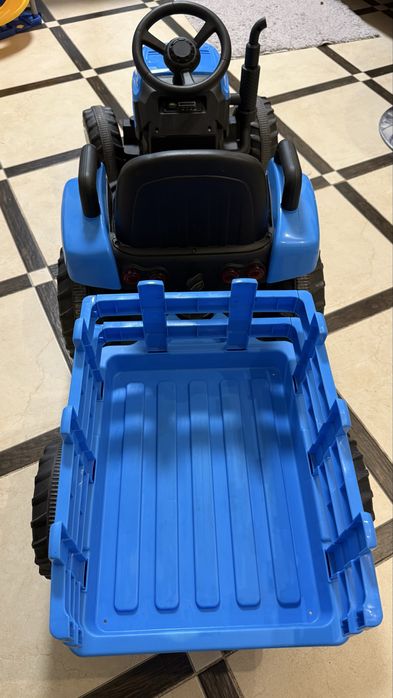 Продам Трактор дитячий на акумуляторі