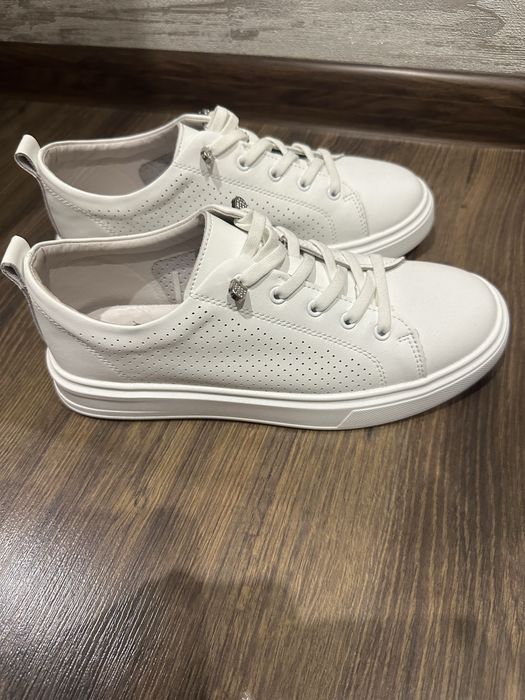 Білі кросівки жіночі