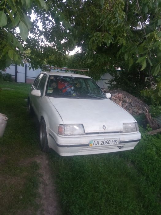 Автомобіль Рено 19