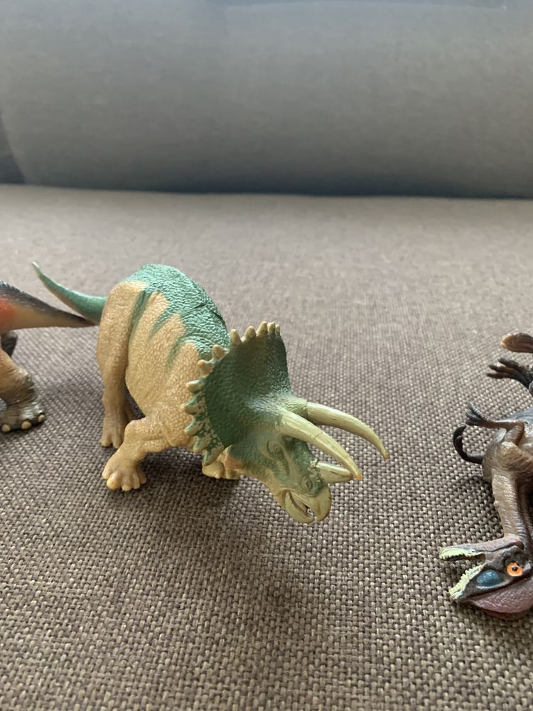 Продамо динозаврів