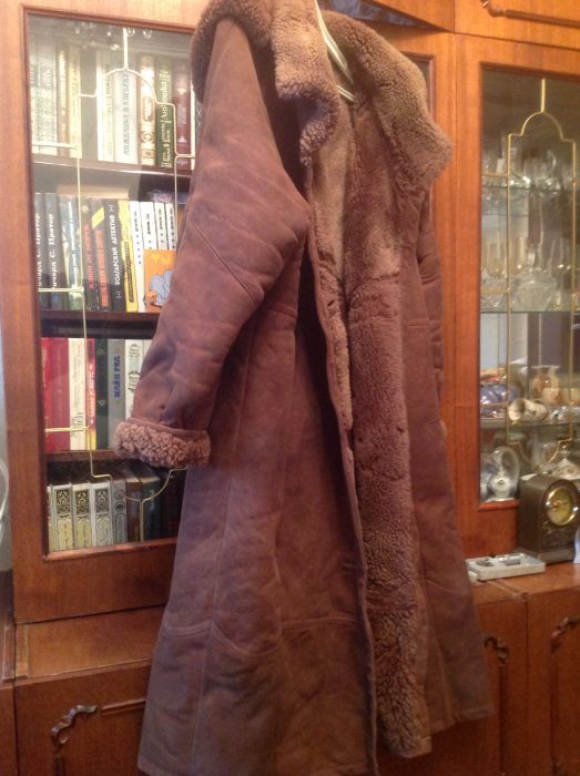 Женскую натуральную дублёнку с капюшоном 48-50р в хор состоянии1500 гр