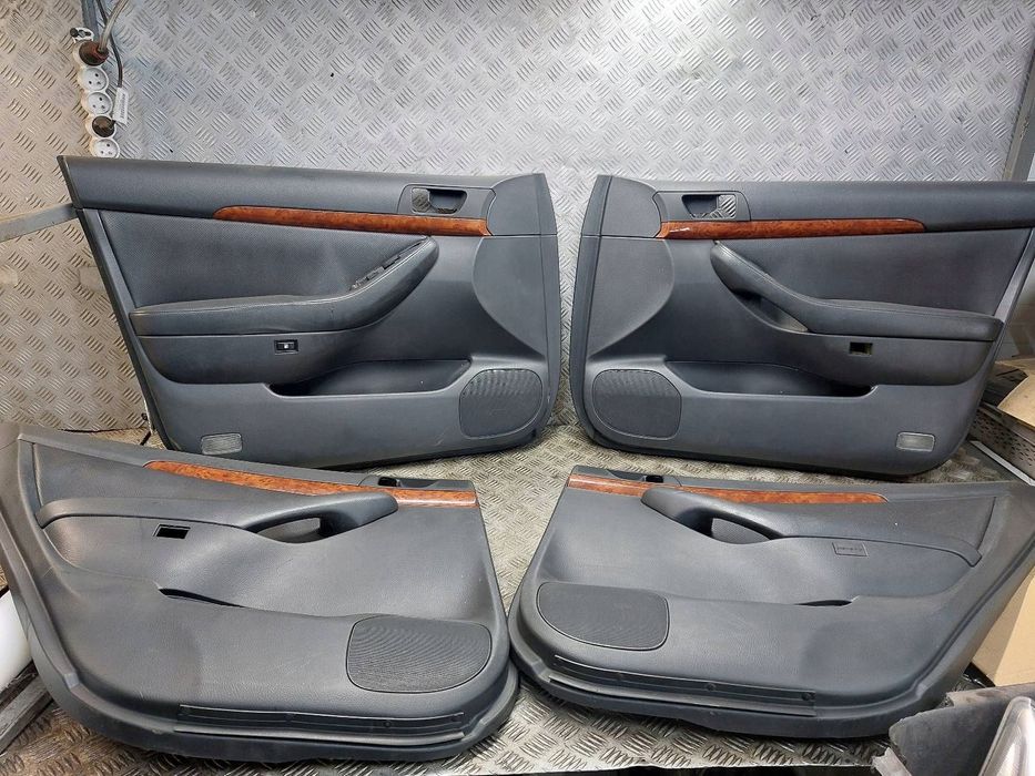 BOCZEK BOCZKI DRZWI KOMPLET TOYOTA AVENSIS T25 KOMBI