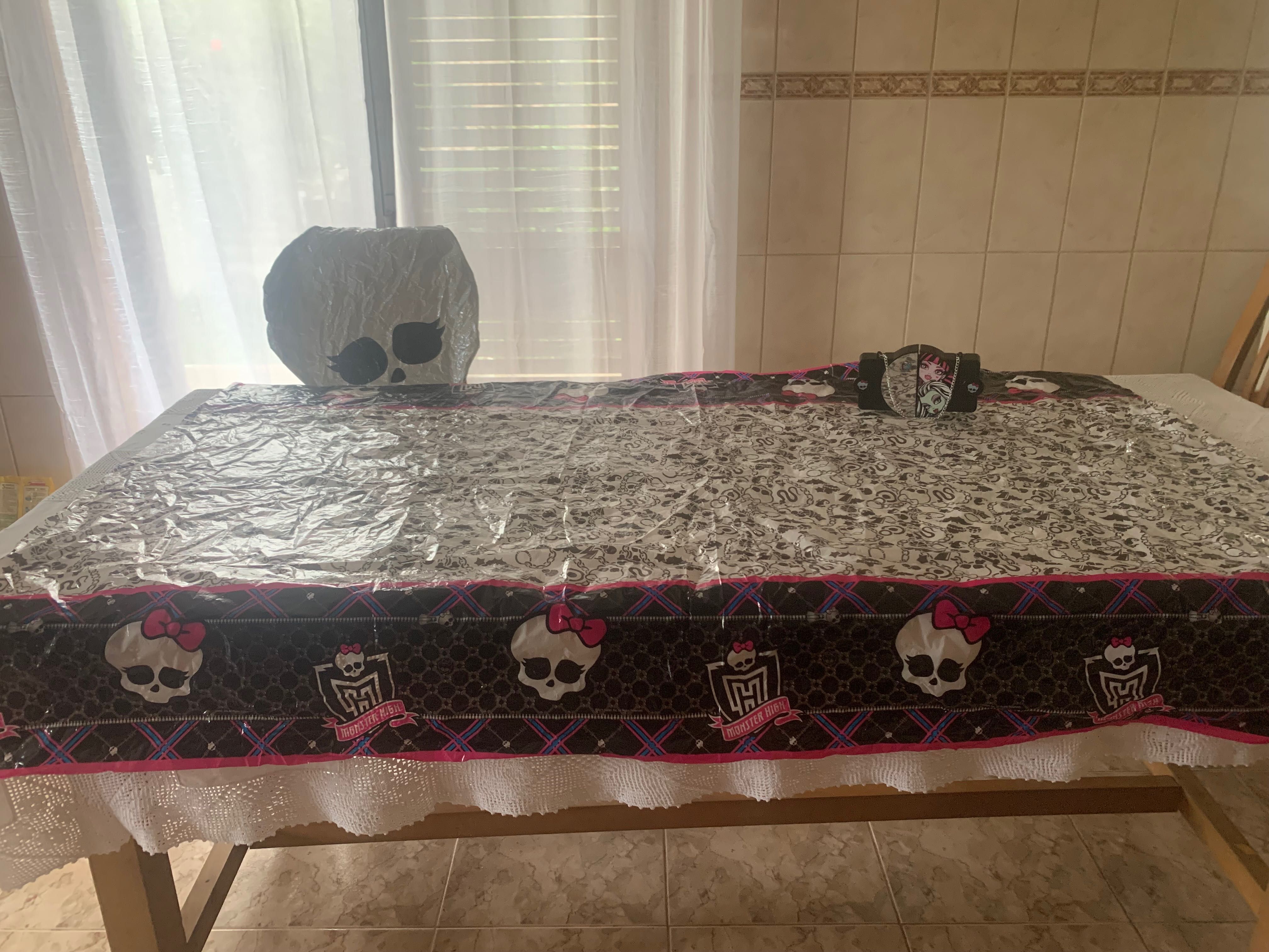 Mala e toalha de mesa Monster High