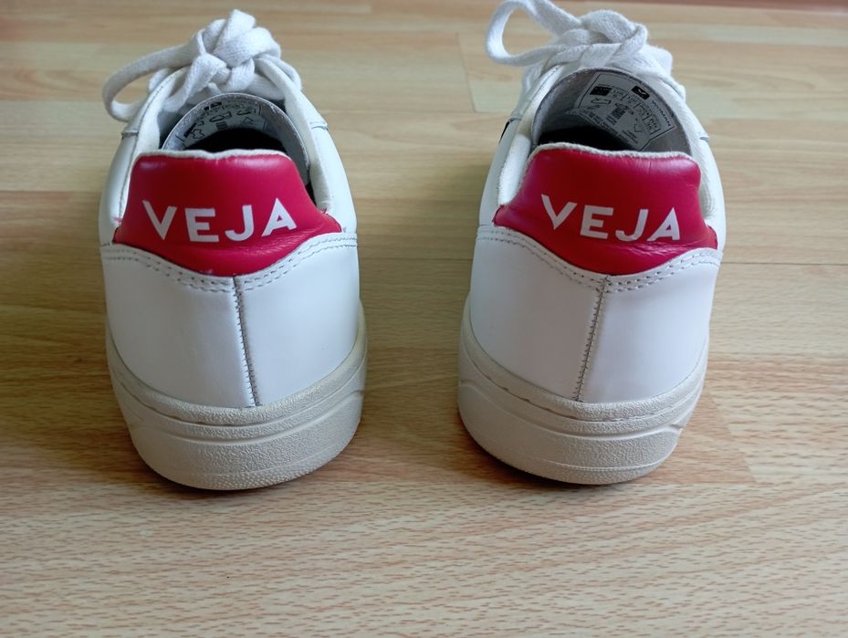 Оригінальні шкіряні  жіночі кросівки Veja розмір 37