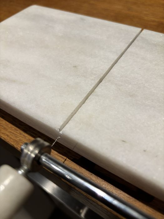 Krajalnica do sera marmurowa z cienką struną