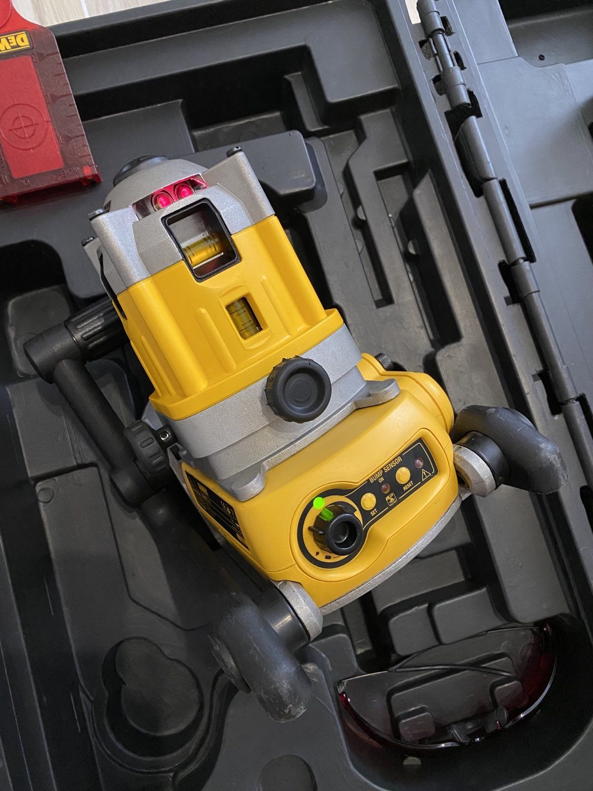 Ротационный лазерный нивелир DeWalt DW071KI лазер