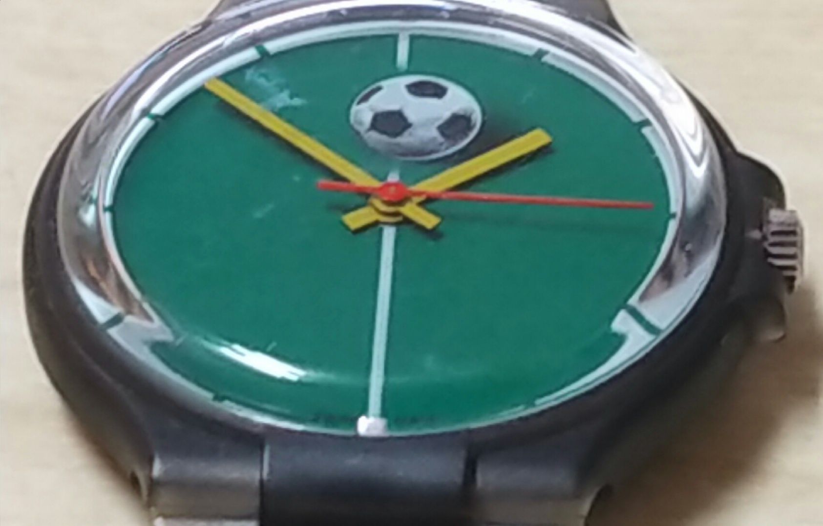 Relógio tipo Swatch.
